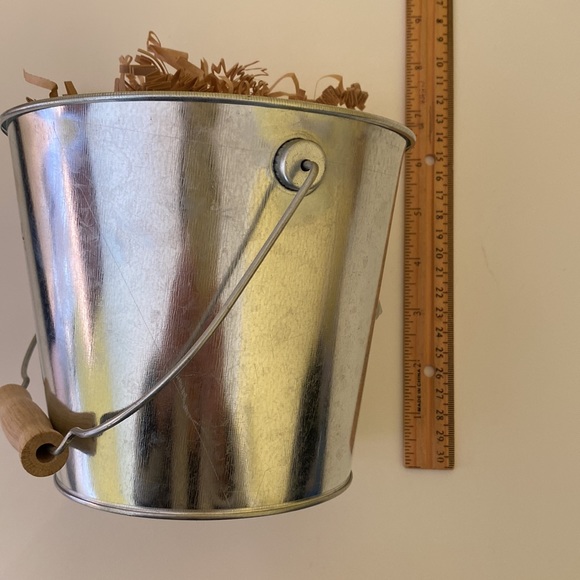 Galvanize silver shinny metal bucket pail w/ handle and paper confetti filler - Picture 12 of 12